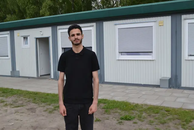 Muhammad al Muhammad vor seiner Unterkunft in Buchholz | Foto: bim