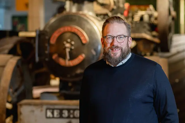 Museumsdirektor Stefan Zimmermann gibt beim Oldtimertreffen Führungen | Foto: FLMK