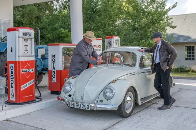 Darsteller der 'Gelebten Geschichte' erwecken die Königsberger Straße zum Oldtimertreffen zum Leben | Foto: FLMK
