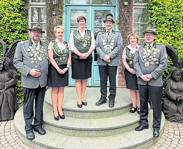 (v. li.): Bester Mann Sven Neubert, Beste Dame Silke Krause, Königin Kerstin Bösch, König Torben Schröter, Königin aller Königinnen Christa Quadt-Mattern, König aller Könige Michael Lütjen | Foto: Schützenverein
