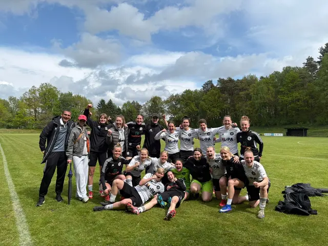 Das Oberligateam des FC Jesteburg-Bendestorf mit Trainer Marcel Hagemann (li.) | Foto: FC