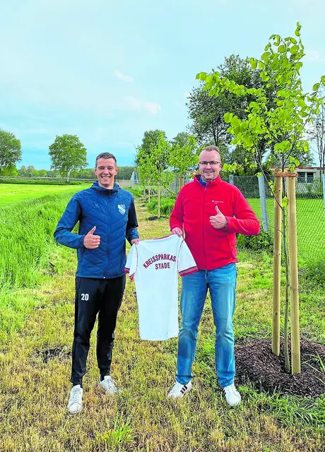 MTV-Vereinsvorsitzende Bastian Vollmers (Foto li.) feierte gemeinsam mit Sparkassenmitarbeiter und MTV-Ehrenamtler Michael Breuer die Setzung der Bäume, welche die Baumschule Maiwald aus Oldendorf übernommen hat | Foto: MTV Hammah