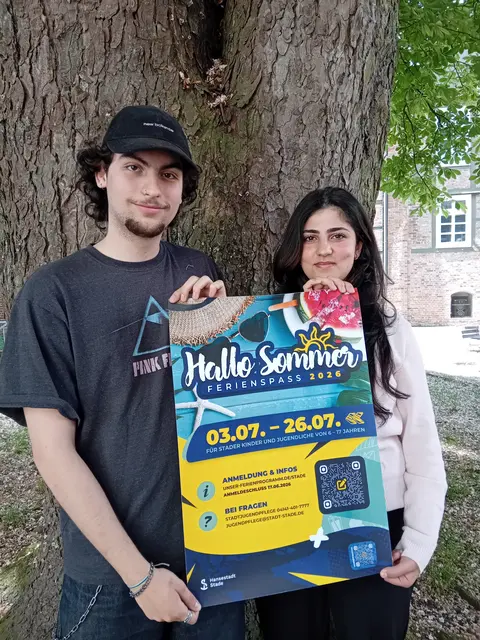 Shaha Hasan und Max Woest absolvieren ihren Bundesfreiwilligendienst bei der Stadtjugendpflege und freuen sich schon auf den Sommerferienspaß | Foto: Hansestadt Stade
