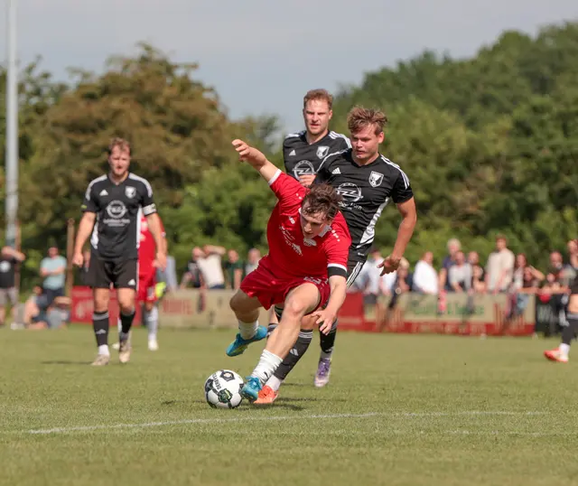 SG SPA-Kicker Hannes Trodler wird hier noch von der Heidetaler Abwehr gestoppt. | Foto: ks