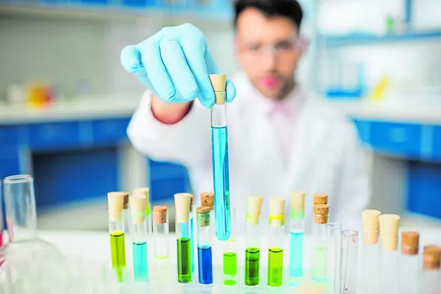 Die Chemiebranche bietet vielfältige Zutaten für interessante Berufe | Foto: AdobeStock / Lightfield Studios