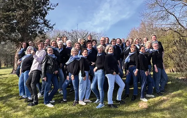 Der Chor Black'N'Blue aus Buchholz bei einer windigen Fotoaufnahme im Freien | Foto: Sandra Taddey