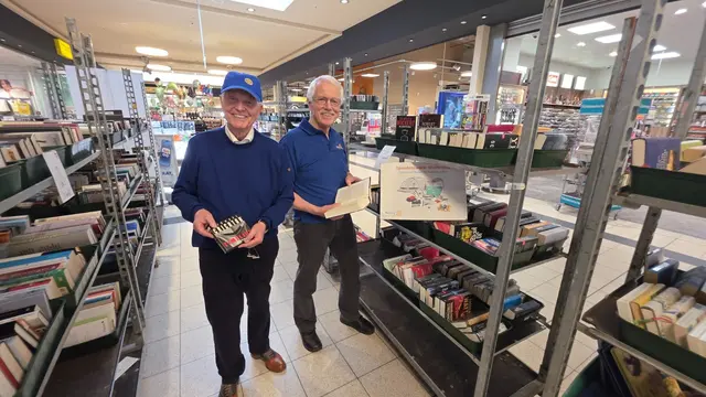 Die Rotarier Rainer Östlind und Albert Paulisch beim Bücherflohmarkt in Winsen | Foto: RC Winsen (Luhe)