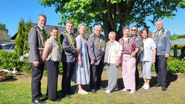 Das Heidenauer Königscrew (v. li.): Florian und Maike Wintjen, Sebastian und Claudia Nabe, König Olaf Bruns mit Königin Martina Meier, Silke und Sven Kamin sowie Ulrike Walther mit Lutz Lohmann | Foto: sh