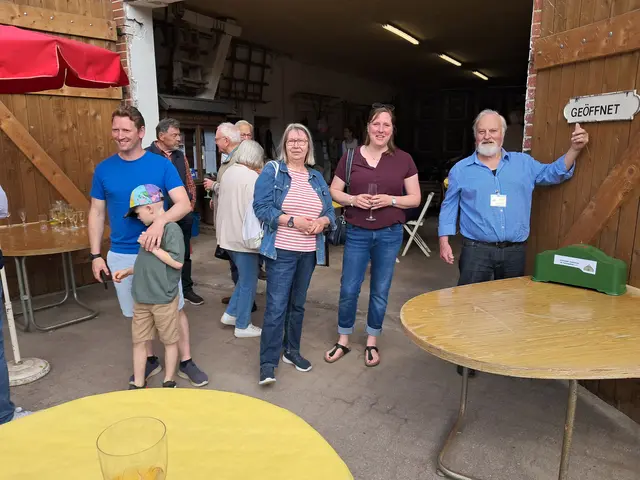 Erste Besucher am Wochenende wurden von Hermann Sander (re., 1. Vorsitzender Heimatverein) empfangen: Christoph Kröger (vorne v. li. Grüne) mit Sohn, Monika Partsch (Seniorenbeirat), Julia Reese (Gemeindeverwaltung) empfangen, dahinter Bernd Partsch, Heidi Peters (Seniorenbeirat), Hans Heinrich Wolfes (früherer Gemeindearchivar und Ehrenbürger), Manfred Backenköhler (Heimatverein) | Foto: Dieter Maretzki