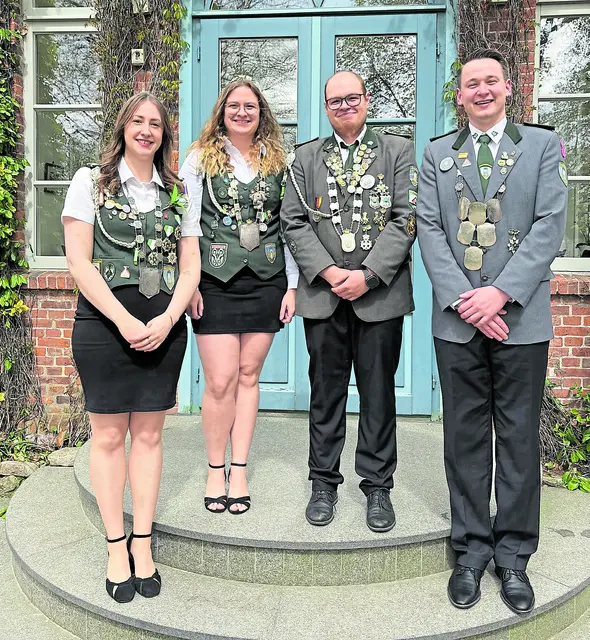 (v. li.): Beste Dame der Jungschützen Julia Jarck, Jungschützenkönigin Sahra Kühlke, Jungschützenkönig SteHen Kühlke, Bester Mann der Jungschützen Silas Grabau | Foto: Schützenverein