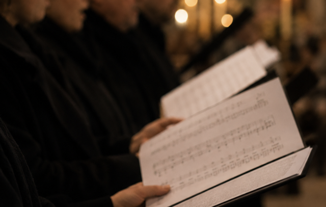 Mit plattdeutschen Liedern und musikalischen Beiträgen sorgen die „Heckenrosen“ für eine besondere Atmosphäre im Gottesdienst. (Symbolbild) | Foto: KI-gerneriert
