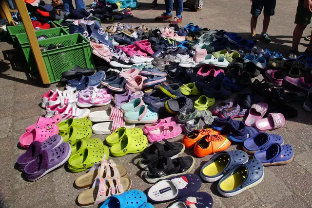 Viele Fundsachen fanden beim Schulfest ihre alten oder neuen Besitzer | Foto: Annika Böttcher