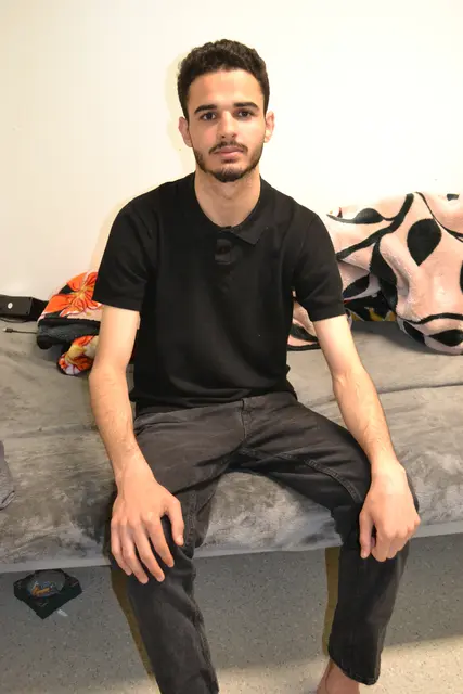Muhammad al Muhammad in seinem kleinen Zimmer in der Buchholzer Unterkunft, das er sich mit zwei weiteren Flüchtlingen teilt  | Foto: bim