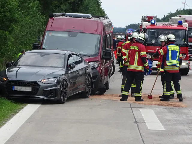 Die Einsatzkräfte sicherten die Unfallstelle ab und streuten die ausgelaufenen Flüssigkeiten mit einem Bindemittel ab | Foto: Feuerwehr SG Hanstedt