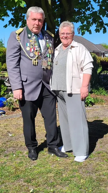 Das Heidenauer Königspaar Olaf Bruns "der hilfsbereite Tausendsassa" mit seiner Königin Martina Meier | Foto: sh