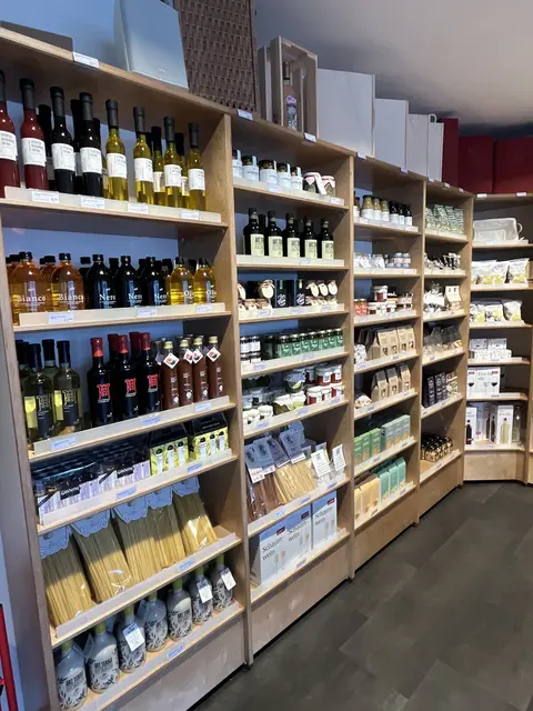 Das Wein-Depot bietet zusätzlich schöne Geschenke an | Foto: sra