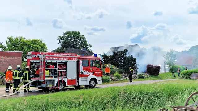Feuerwehrleute am Einsatzort in der Straße "Im Horst" in Eyendorf | Foto: Mathias Wille