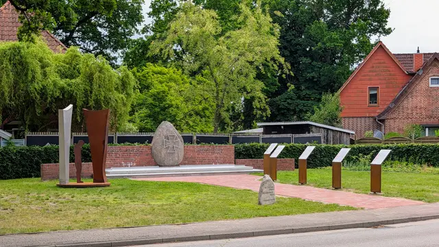 Links die Skulptur „Versöhnung und Trauer“, auf der rechten Seite die neuen Infotafeln | Foto: Jan Filter