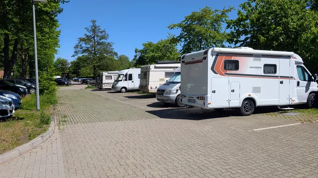 Nur neun Stellplätze bietet die Stadt hier - doch die sind bei Campern bis ins europäische Ausland hinein beliebt | Foto: Jan Filter