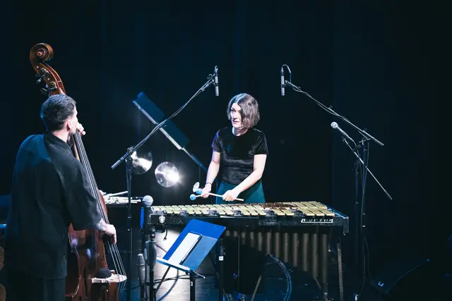Die griechische Vibraphonistin Evi Filippou und der deutsch-rumänische Bassist Robert Lucaciu geben ein Konzert auf Schloss Agathenburg | Foto: Peter Hundert