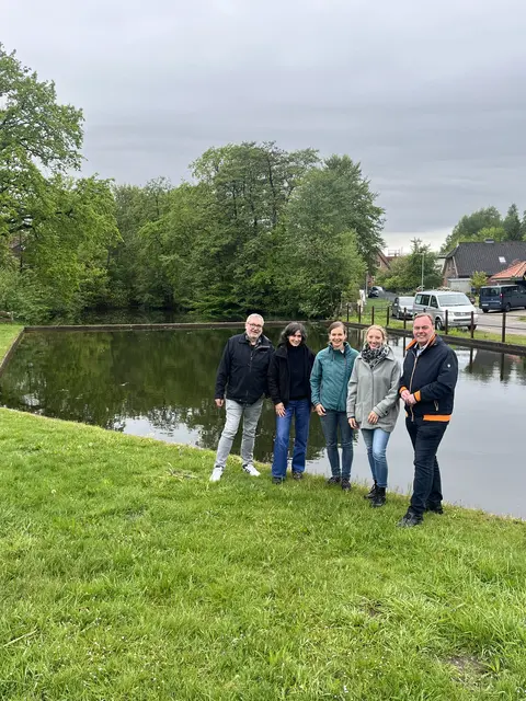 Am Scharmbecker Fischteich (v. li.): Ortsvorsteher Dirk Backhaus, Julia Tiernan (Planungsbüro Patt), Josefine Kuchenbecker (Vorsitzende der Arbeitsgruppe Begegnung und Gemeinschaft Scharmbeck), Bea Westermann (Stadt Winsen) und Bürgermeister André Wiese | Foto: Stadt Winsen