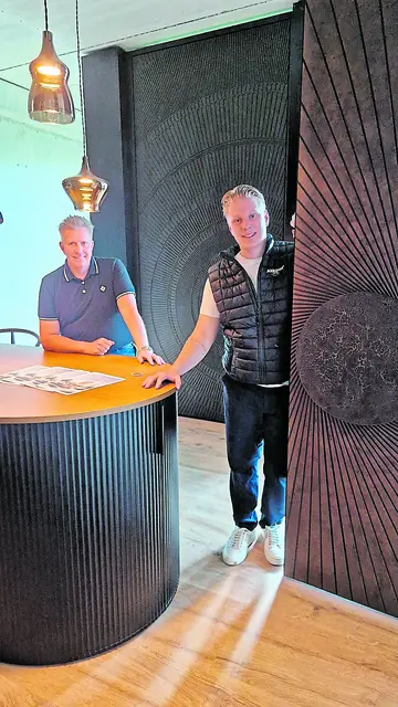 Stefan Spehr und sein Sohn Nick-Maximilian informieren über die neuen Produkte | Foto: roe