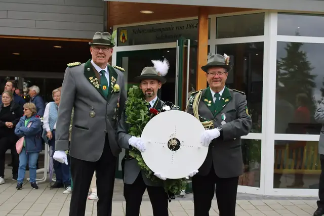 Bei der Proklamation 2025: Schützenkönig Christian Knöbl (Mi.), Adjutant Martin Schnelle (re.) und Oberst Jürgen Meinberg | Foto: ce