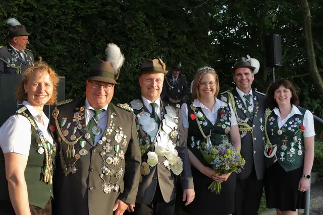 Die neue Königscrew: Britta und Heiko Brinkmann (v. li.), Schützenkönig Rüdiger Hauschild mit Maren Hauschild sowie Florian und Daniela Johannsen | Foto: Ina Delventhal