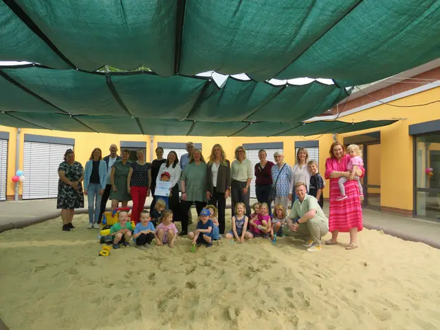 (hi. v. li.): Katharina Lührig (Fachkraft),  Maren Klug (Stadtwerke Buxtehude), Stephan Janasch (Vorstandsvorsitzender Kitaverband), Kathrin Bellmann (Elternvertreterin), Jennifer Zinser (Elternvertreterin), 
Ann- Kathrin Makoschey (Elternvertreterin), Helene Hesse (Town &amp; Country Stiftung) mit ihrem Sohn Henrik, Bernd Hesse (Rotary Club Buxtehude), Vanessa Simetic (Kitaleitung), Caja Bungarten (stellvertretende Leitung), 
Petra Lemmermann (Volksbank Geest eG), 
Bianca Lissy (Elternvertreterin), Hannelore Hesse, Jana Merkens (Elternvertreterin) mit ihrem Sohn Lenny, 
 
(v. v. li): Jakob, David, Frieda, Ella, Thorin, Luisa, 
Finja, Marlene, Jette, Beeke, Rene Schütz (Fachkraft), 
Melanie Künne (Elternvertreterin) mit ihrer Tochter Lotta | Foto: Arche Noah