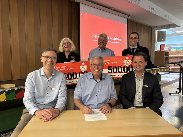 Mit Unterschriften besiegelt: Die „Gemeinsam für Jork Stiftung“ ist gegründet
 Patrick Tiedemann (vorne,v.li.),Matthias Riehl, Henrik Klinger  
(hinten v.li.) Gaby Frieß, Alfred Behnke, Kathrin Hubert | Foto: sts