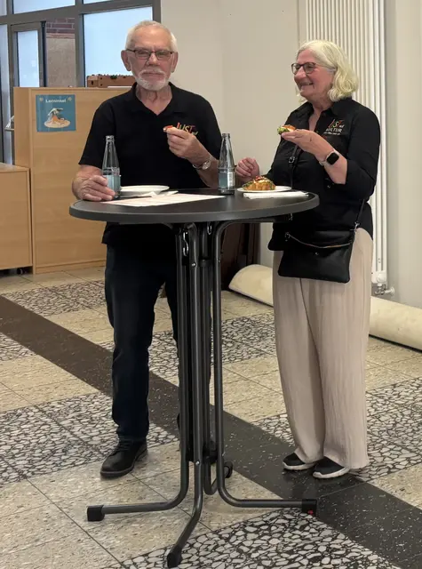 Herbert Scharf und Gaby Friess von Lustauf Kultur / Altes Land e.V. freuen sich sehr über die Spende für den Verein | Foto: sts