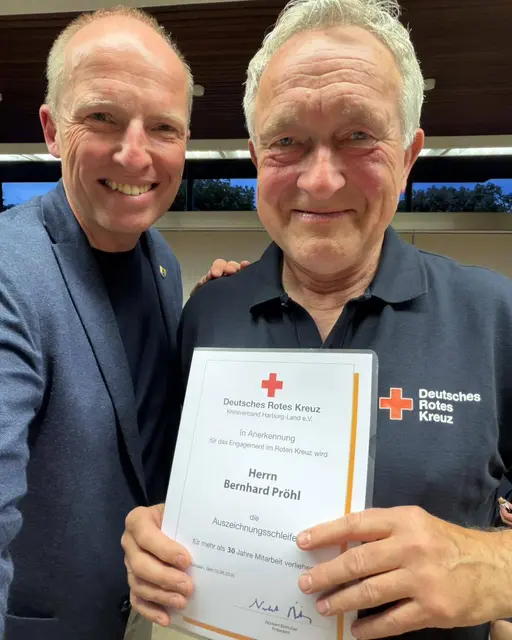 Bürgermeister Tobias Handtke (v.li) zusammen mit Berhard Pröhl | Foto: Gemeinde Neu Wulmstorf