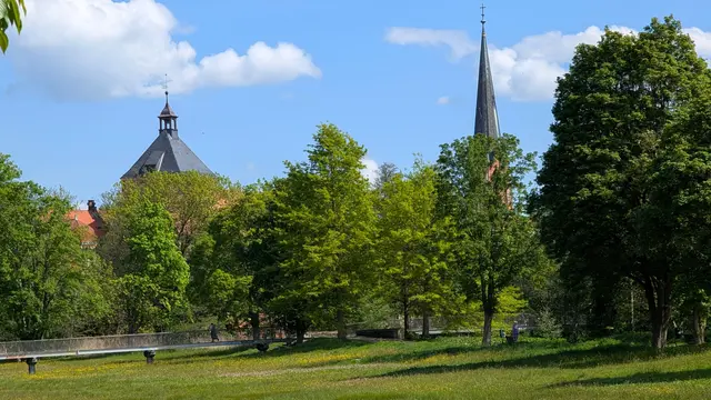 Winsener Flair: Vom Stellplatz aus in Richtung der Luhe ist dieser Blick das erste, was man als Urlauber von der Stadt sieht | Foto: Jan Filter