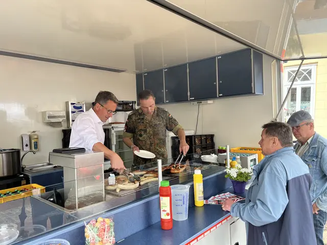 Landrat Kai Seefried (li.) und der damalige KVK-Chef Oberstleutnant Arne Wriedt standen im vergangenen Jahr persönlich am Grill | Foto: LK Stade/Daniel Beneke