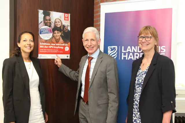 Auf die Bedeutung der HPV-Impfung machen Kreisrätin Ana Cristina Bröcking (v. li.), Landrat Rainer Rempe und Amtsärztin Astrid Schwemin aufmerksam | Foto: Landkreis Harburg