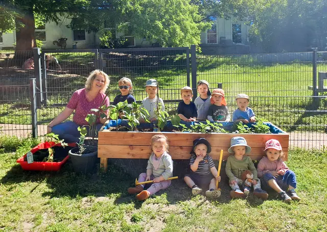 Anja Lehmann (li.), Leiterin der DRK-Krippe in Jesteburg, mit ihrer Krippengruppe im Garten | Foto: DRK-Kreisverband Harburg-Land e.V.