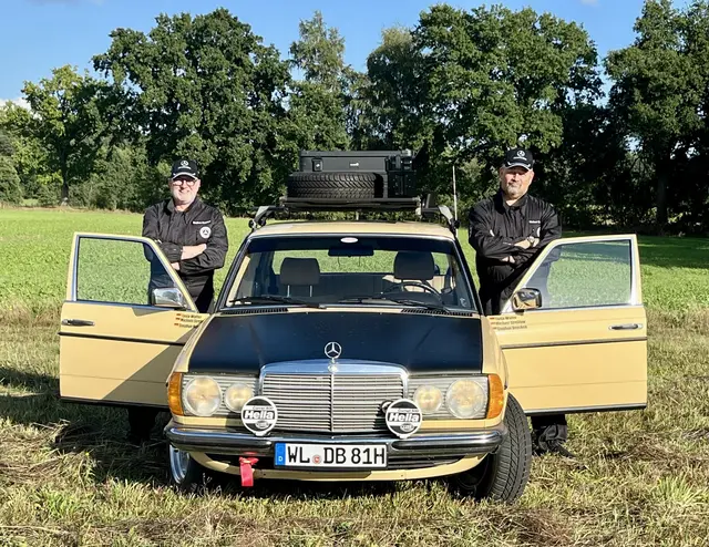 Das Team Hanstedt mit Stephan Beecken (li.) und Michael Strehlow und seinem Mercedes 200  | Foto: Michael Strehlow