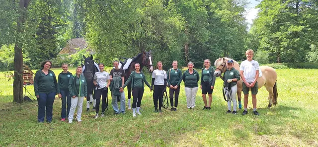 Der Bendestorfer Reitverein Kleckerwald: Tanja Stoch (v. li.), Lisa Stock, Kerstin Kohlmus (1.Vorsitzende), Eva Gärtner, Annabell Lüllau, Christina Kohlmus, Eva Gärtner, Lisa-Marie Fuchs, Birte Könecke, Christina Wendelborn, Laura Koch-Kohlmus (2.Vorsitzende) und Marten Bockelmann; dahinter (v. li.) die Vereinspferde "Domingo", "Damigella" und "Biene" | Foto: Kohlmus