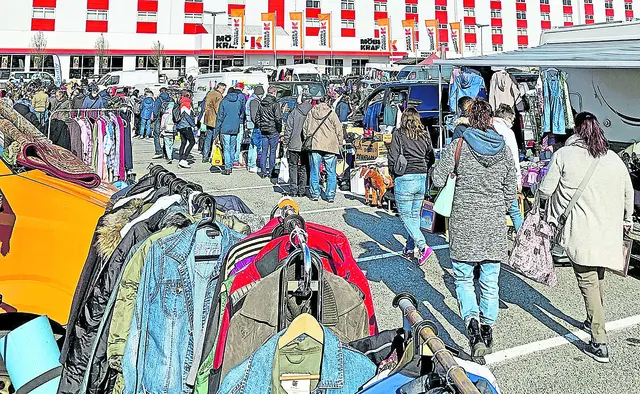 Flohmarkt auf dem großflächigen Parkplatz von Möbel Kraft in 
Buchholz | Foto:  Gerd Brandt