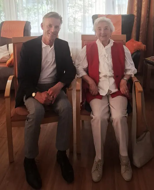 Bürgermeister Jan-Hendrik Röhse überraschte Meta-Adele Steffen mit seinem Besuch in der Tagespflege | Foto: Tagespflege Buchholz