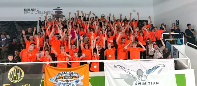 Die Schwimmnerinnen und Schwimmer vom „Team Harburg Land &amp; Friends“ waren in ihren leuchtenden Teamshirts in der Halle nicht zu übersehen. | Foto: TVV
