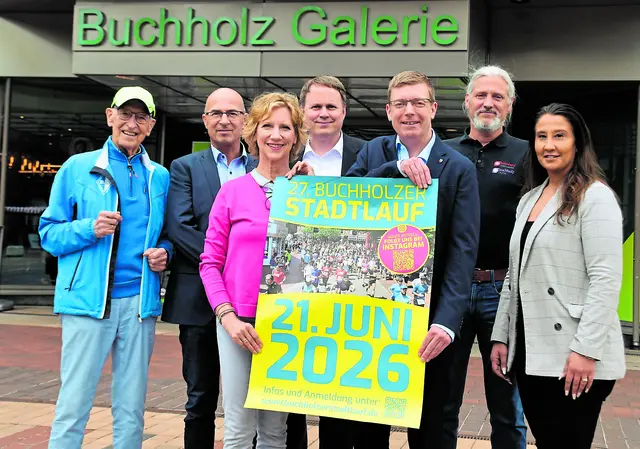 Arno Reglitzky (li.) von Blau-Weiss Buchholz mit einigen der Sponsoren: Thomas Müller (Sparkasse Harburg-Buxtehude), Tari Van Noy (Terra Holding), Christoph Kunst (WOCHENBLATT-Verlag), Dirk Hirsch (1. Stadtrat Stadt Buchholz), Björn Mustermann (Stadtwerke Buchholz) und Songül Aksu (Buchholz Galerie) | Foto: Axel-Holger Haase