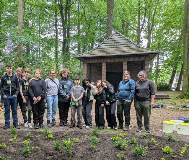 Der Wahlpflichtkurs Wald ist stolz auf sein Werk | Foto: Stadt Buchholz