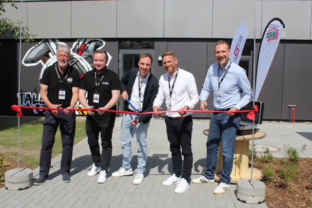  Feierliche Eröffnung der Talentschmiede (v. li.): Aldo Sahlke und Alexander Brotsmann (beide Ausbildungsleiter NDB), Matthias Geier (Geschäftsführer NDB), Sascha von Bargen (Geschäftsführer Seufert) und Florian Geier (Geschäftsführer NDB) | Foto: sb