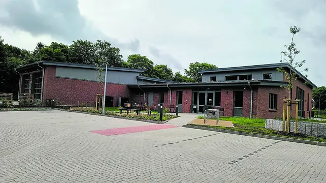 Der Neubau mit Feuerwehrgerätehaus (li.) und das Dorfgemeinschaftshaus in Deinste | Foto: sb