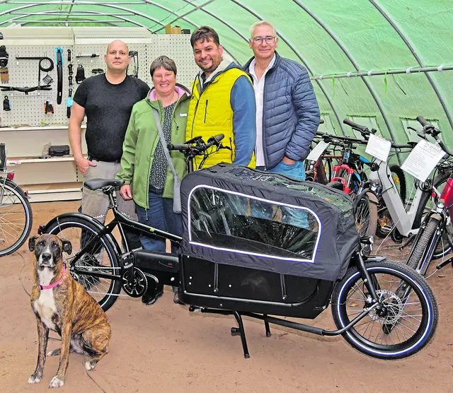 Bei der Gewinnübergabe (v. li.): Ulf Baumann (Sponsor), die beiden Gewinner Sonja und Sascha Loichen sowie Messeveranstalter Henry Bielefeldt | Foto: Die Haus und Garten WELT