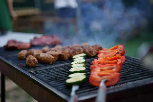 Leckeres vom Grill gibt es in Sprötze im Gemeindehaus für Senioren | Foto: Boris Ivas