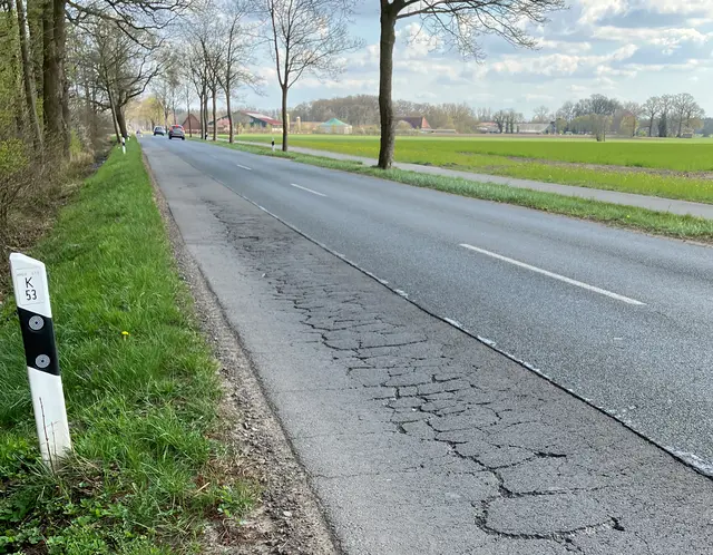 Eine der Kreisstraßen, die saniert werden sollen: Die K53 hinter der Ortsdurchfahrt Griemshorst in Fahrtrichtung Harsefelde größere Schäden auf | Foto: Landkreis Stade