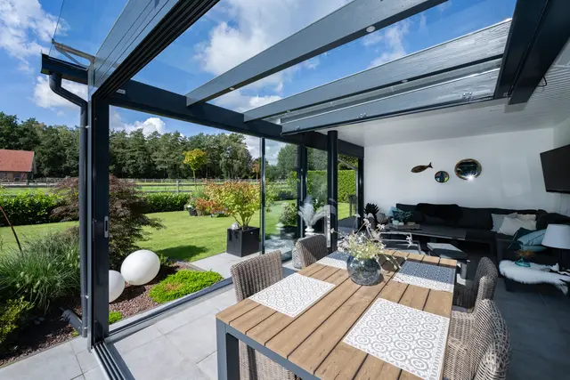 Mit einer Terrassenüberdachung gewinnt jede Immobilie an Wohnqualität | Foto: Maderos