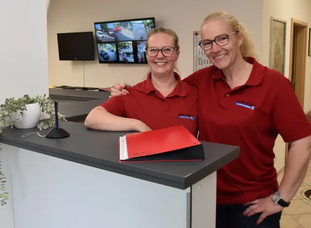 Melanie Lachmann (li.) und Corinna Kluth arbeiten im Innendienst gut zusammen | Foto: Axel-Holger Haase